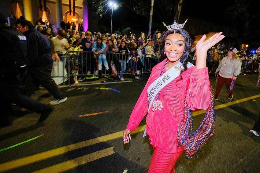 Miss South Alabama waving 